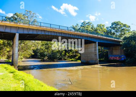 Warrandyte River Reserve e Kangaroo Ground-Warrandyte Rd Bridge in una fresca giornata autunnale a Warrandyte, Victoria, Australia. Foto Stock