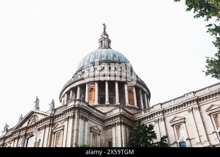 St Paul's Cathedral fotografata su un obiettivo grandangolare, Londra, Regno Unito. Foto Stock