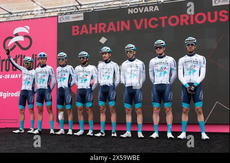 Novara, Italia. 6 maggio 2024. Teah Bahrain Victorius durante la terza tappa - Novara-Fossano, corsa giro d'Italia a Novara, Italia, 6 maggio 2024 Credit: Independent Photo Agency/Alamy Live News Foto Stock