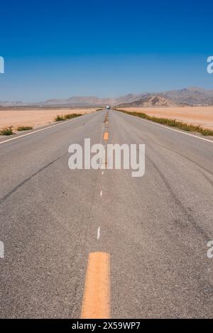 Strada panoramica del deserto in California, tranquillo paesaggio remoto Foto Stock