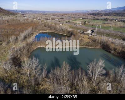 Vista dall'alto dei piccoli laghi di riempimento di una cava di materiali da costruzione nella valle del Tevere, provincia di Viterbo, Italia centrale. Foto Stock