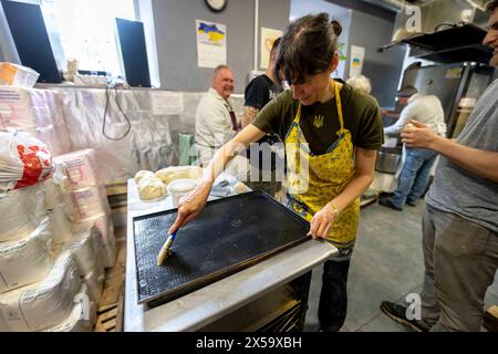 Kharkiv, Oblast' di Kharkiv, Ucraina. 7 maggio 2024. Volontario che si prepara a cuocere il pane all'Hell's Kitchen di Kharkiv. Qui, i volontari preparano pasti per soldati e ospedali. Ogni giorno, preparano oltre 2000 pasti insieme a migliaia di pane. (Credit Image: © Andreas Stroh/ZUMA Press Wire) SOLO PER USO EDITORIALE! Non per USO commerciale! Foto Stock