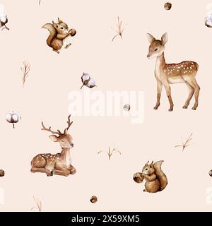 Acquerello senza cuciture con cervi e scoiattoli e nocciole. Simpatici bambini ripetono la carta da parati di colore disattivato. Fiori e foglie Foto Stock