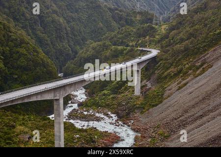 Arthur's Pass in nuova Zelanda, ponte sul fiume di montagna Foto Stock