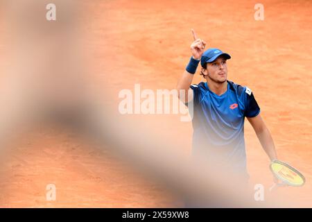 Roma, Italia. 8 maggio 2024. Luciano Darderi festeggia al termine della partita contro Denis Shapovalov del Canada al torneo internazionale BNL d'Italia 2024 al foro Italico di Roma l'8 maggio 2024. Crediti: Insidefoto di andrea staccioli/Alamy Live News Foto Stock