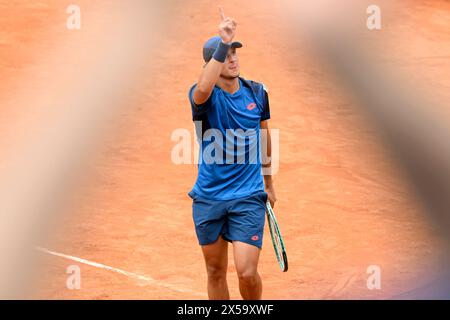 Roma, Italia. 8 maggio 2024. Luciano Darderi festeggia al termine della partita contro Denis Shapovalov del Canada al torneo internazionale BNL d'Italia 2024 al foro Italico di Roma l'8 maggio 2024. Crediti: Insidefoto di andrea staccioli/Alamy Live News Foto Stock