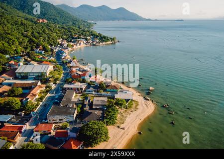 Villaggio turistico di pescatori - Ribeirao da Ilha a Florianopolis, Brasile. Vista aerea della città e del paesaggio panoramico Foto Stock