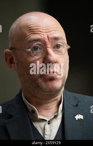 Edimburgo, Scozia, Regno Unito. 8 maggio 2024. NELLA FOTO: Patrick Harvie MSP, co-leader del Partito Verde scozzese. Il giorno in cui il nuovo primo ministro scozzese, John Swinney MSP, ha giurato e annunciato il suo nuovo gabinetto, scene all'interno del Parlamento scozzese a Holyrood, dove i membri del Parlamento danno le loro reazioni alla notizia che si sta svolgendo. Crediti: Colin D Fisher crediti: Colin Fisher/Alamy Live News Foto Stock