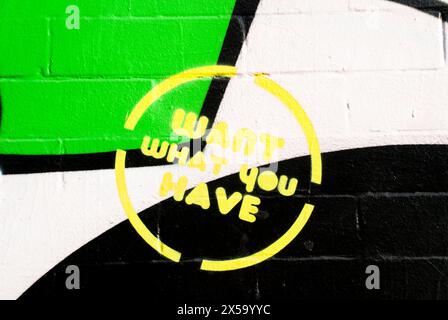 Citazioni colorate e ispirate. Voglio quello che hai. Graffiti Street art fotografati a Venice Beach, Los Angeles. Foto Stock
