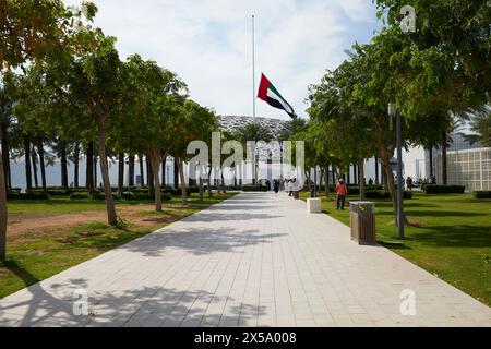 Abu Dhabi, Emirati Arabi Uniti - 2 maggio 2024: Bandiera degli Emirati Arabi Uniti vicino al Louvre Abu Dhabi Foto Stock