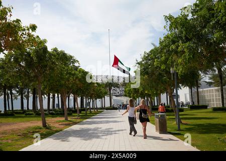 Abu Dhabi, Emirati Arabi Uniti - 2 maggio 2024: Bandiera degli Emirati Arabi Uniti vicino al Louvre Abu Dhabi Foto Stock