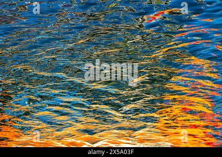 Riflessioni sulle barche da pesca nel porto di Stockinish, nell'Isola di Harris, nelle Ebridi esterne, in Scozia Foto Stock