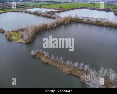 Vista dall'alto dei piccoli laghi di riempimento di una cava di materiali da costruzione nella valle del Tevere, provincia di Viterbo, Italia centrale. Foto Stock