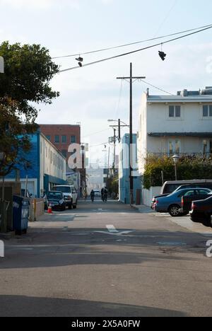 Strada urbana californiana con scarpe sulla linea elettrica Foto Stock