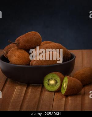 Ciotola di kiwi o uva spina cinese Foto Stock