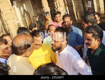 7 maggio 2024, Ajmer, Rajasthan, India: I monaci giainisti visitarono la moschea di Dhai DIN KE Jhopda ad Ajmer. Guidati da Muni Sunil Sagar Maharaj, i membri della comunità giainiana marciarono a piedi nudi alle 06:30 di martedì verso il monumento del XII secolo Adhai DIN Ka Jhopra, una moschea funzionante e situata in un'area densamente popolata di musulmani, affermando che era stata la tradizione per secoli di offrire preghiere. I monaci giainisti erano accompagnati dai leader del Vishwa Hindu Parishad (VHP). Sostennero che il sito era originariamente una scuola sanscrita prima della sua conversione in una moschea nel XII secolo. Il sito è des Foto Stock