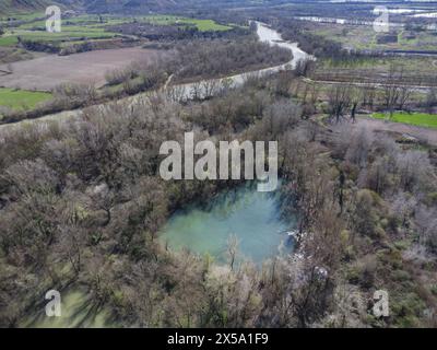 Vista dall'alto dei piccoli laghi di riempimento di una cava di materiali da costruzione nella valle del Tevere, provincia di Viterbo, Italia centrale. Foto Stock