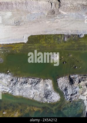 Vista dall'alto del lago di riempimento di una cava di materiali da costruzione nella valle del Tevere, provincia di Viterbo, Italia centrale. Foto Stock