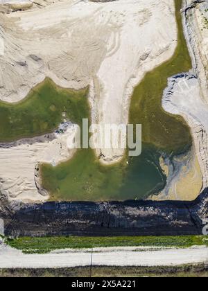 Vista dall'alto del lago di riempimento di una cava di materiali da costruzione nella valle del Tevere, provincia di Viterbo, Italia centrale. Foto Stock