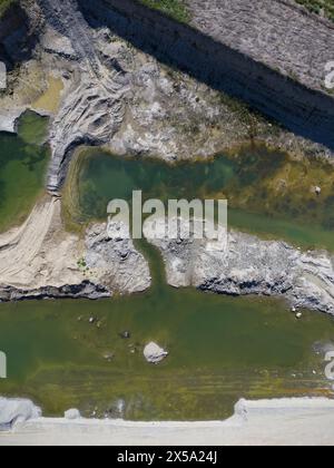 Vista dall'alto del lago di riempimento di una cava di materiali da costruzione nella valle del Tevere, provincia di Viterbo, Italia centrale. Foto Stock