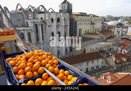 Santa Justa Elevator and Igreja do Carmo, Lisbona. Portogallo Foto Stock