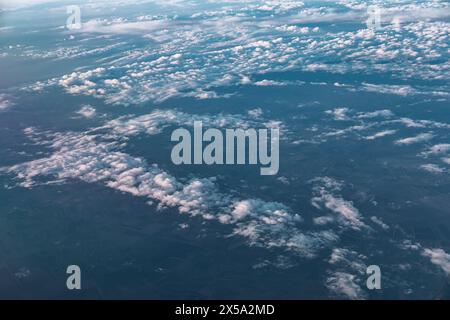 Nuvole e cielo sulla Terra visti dalla finestra di un aereo, vista dall'alto Foto Stock