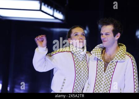 Spielerfrauen von Lena Brasch und Sina Martens mit Sina Martens, Gabriel Schneider, AM 07.05.2024 a Berlino, Berliner Ensemble, Deutschland *** Players Wives di Lena Brasch e Sina Martens con Sina Martens, Gabriel Schneider, il 07 05 2024 a Berlino, Berliner Ensemble, Germania Foto Stock