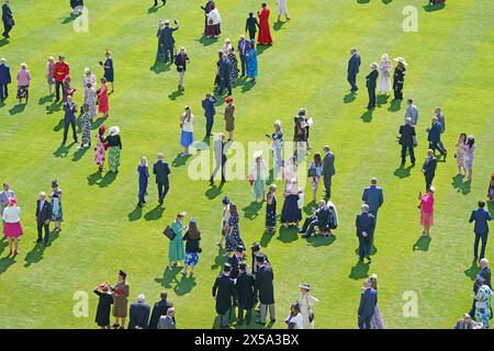 Ospiti che partecipano a un Royal Garden Party a Buckingham Palace, Londra. Data foto: Mercoledì 8 maggio 2024. Foto Stock