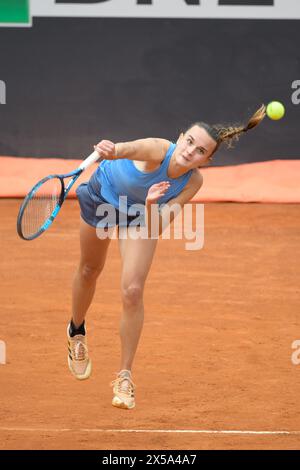 Roma, Italia. 8 maggio 2024. Clara Burel (fra) durante il primo round contro Naomi Osaka (JPN) dell'ATP Master 1000 internazionali BNL D'Italia torneo al foro Italico l'8 maggio 2024 Fabrizio Corradetti/LiveMedia Credit: Independent Photo Agency/Alamy Live News Foto Stock