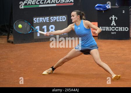 Roma, Italia. 8 maggio 2024. Clara Burel (fra) durante il primo round contro Naomi Osaka (JPN) dell'ATP Master 1000 internazionali BNL D'Italia torneo al foro Italico l'8 maggio 2024 Fabrizio Corradetti/LiveMedia Credit: Independent Photo Agency/Alamy Live News Foto Stock