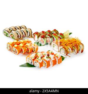 Ampia selezione di sushi su foglie di bambù Foto Stock