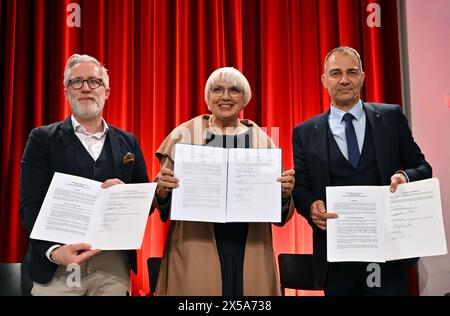 8 maggio 2024, Turingia, Weimar: Claudia Roth (M, Bündnis90/Die Grünen), ministro aggiunto della cultura, Benjamin-Immanuel Hoff (l, Die Linke), ministro della cultura, degli affari federali ed europei, e Peter Kleine (r, non-partito), sindaco di Weimar, presentano le copie firmate dell'accordo di finanziamento per la ristrutturazione generale del teatro presso il Deutsches Nationaltheater Weimar. Nel settembre 2023, i governi federali e statali hanno inviato la conferma del finanziamento, accettando così un finanziamento pari fino a 167 milioni di euro. Questo ha aperto la strada a una costruzione in tre parti e a renovatio Foto Stock