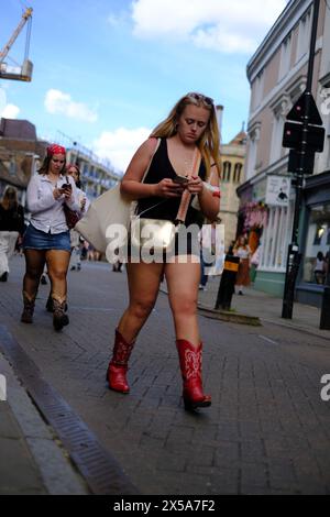 Giovani studenti a Cambridge nel Regno Unito, in città Foto Stock