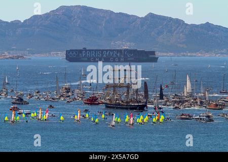 Marsiglia, Francia. 8 maggio 2024. La nave francese a tre alberi "Belem" arriva a Marsiglia. Arrivando da Atene con la fiamma olimpica a bordo, il Belem arriva al porto di Marsiglia e sfilate lungo la costa della città di Marsiglia circondata da migliaia di barche. (Immagine di credito: © Denis Thaust/SOPA Images via ZUMA Press Wire) SOLO PER USO EDITORIALE! Non per USO commerciale! Foto Stock