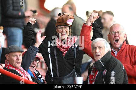 Tifosi del Crawley uno che indossa un cappello da cavallo in onore dell'attaccante Danilo Orsi allo Sky Bet EFL League due partite di semifinale di andata e ritorno tra Crawley Town e MK Dons al Broadfield Stadium di Crawley, Regno Unito - 7 maggio 2024. Foto Simon Dack / Telefoto immagini. Solo per uso editoriale. Niente merchandising. Per le immagini di calcio si applicano restrizioni fa e Premier League inc. Non è consentito l'utilizzo di Internet/dispositivi mobili senza licenza FAPL. Per ulteriori dettagli, contattare Football Dataco Foto Stock