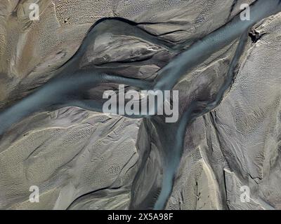 Una suggestiva vista aerea cattura i dettagli di un sistema fluviale intrecciato con canali e sedimenti intrecciati Foto Stock