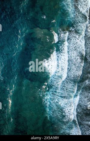 Una splendida foto aerea che cattura le limpide acque turchesi e le dolci onde lungo la costa sarda, mettendo in risalto la bellezza della natura Foto Stock