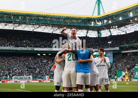 I giocatori dello Sporting festeggiano dopo il gol segnato da Francisco Trincao durante la partita della Liga Portugal tra lo Sporting CP e il Portimonense SC all'Estadio Jo Foto Stock