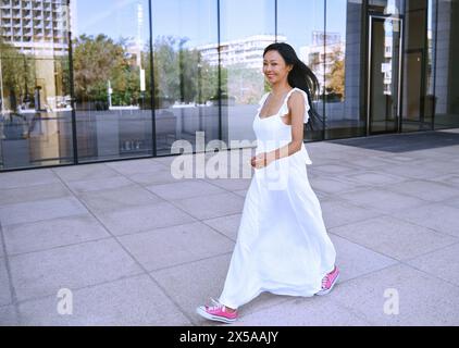 Bella donna che cammina in città Foto Stock