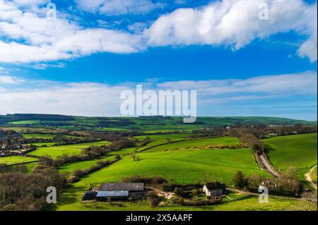 Paesaggio nazionale del Dorset visto dal castello di Corfe con una fattoria in primo piano, in Inghilterra. Dorset AONB. Foto Stock