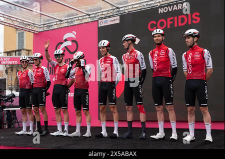 Novara, Italia. 6 maggio 2024. Team Cofidis durante la terza tappa - Novara-Fossano, giro d'Italia a Novara, Italia, 6 maggio 2024 Credit: Independent Photo Agency/Alamy Live News Foto Stock