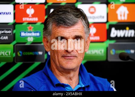 Il manager dell'Olympiakos Jose Luis Mendilibar durante una conferenza stampa allo stadio Georgios Karaiskakis di Atene. Data foto: Mercoledì 8 maggio 2024. Foto Stock