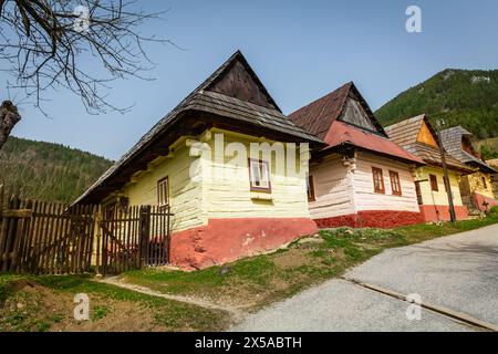 Vlkolinec, Slovacchia - mese giorno anno: 31 marzo 2024: Patrimonio dell'UNESCO, antico villaggio in legno di case storiche in legno, riserva di architettura popolare Foto Stock