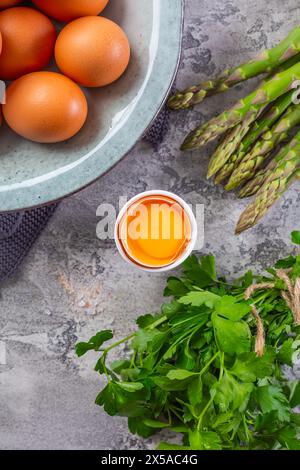 Preparazione sana di asparagi e frittata di spinaci o frittata con ingredienti Foto Stock
