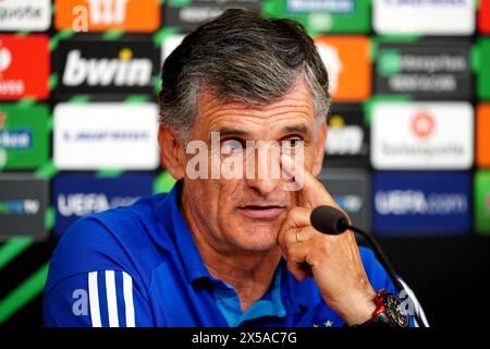 Il manager dell'Olympiakos Jose Luis Mendilibar durante una conferenza stampa allo stadio Georgios Karaiskakis di Atene. Data foto: Mercoledì 8 maggio 2024. Foto Stock