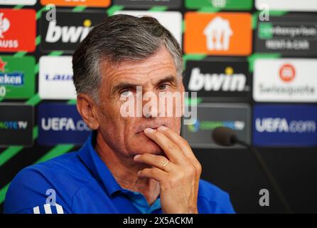 Il manager dell'Olympiakos Jose Luis Mendilibar durante una conferenza stampa allo stadio Georgios Karaiskakis di Atene. Data foto: Mercoledì 8 maggio 2024. Foto Stock