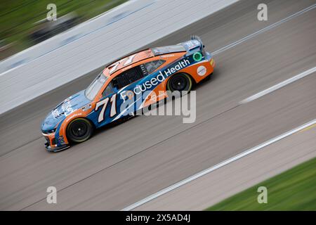 4 maggio 2024, Kansas City, Kansas, USA: Zane Smith si prepara a qualificarsi per l'AdventHealth 400 a Kansas City, Kansas, USA. (Immagine di credito: © Stephen A. Arce Action Sports pH/ASP) SOLO PER USO EDITORIALE! Non per USO commerciale! Foto Stock