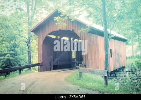 Macello ponte coperto in Northfield, VT. Nella contea di Washington, Central Vermont. 55 piedi Queenpost ponte di travatura reticolare costruito nel 1872, attraversa il cane Foto Stock