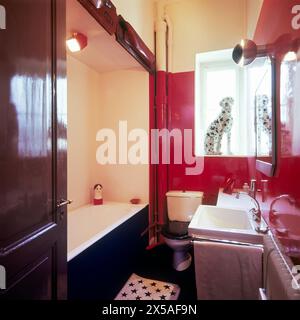 bagno degli appartamenti vintage anni '1970 dopo la ristrutturazione Foto Stock