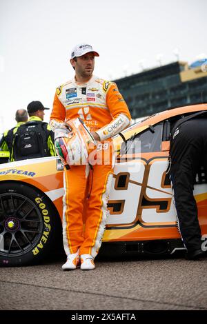 Kansas City, Kansas, Stati Uniti. 5 maggio 2024. Daniel Suarez si prepara per l'AdventHealth 400 a Kansas City, Kansas, USA. (Immagine di credito: © Stephen A. Arce Action Sports pH/ASP) SOLO PER USO EDITORIALE! Non per USO commerciale! Foto Stock